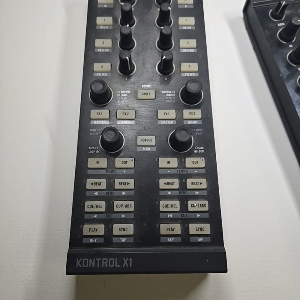 Kontrol X1 DJ Controller - Black